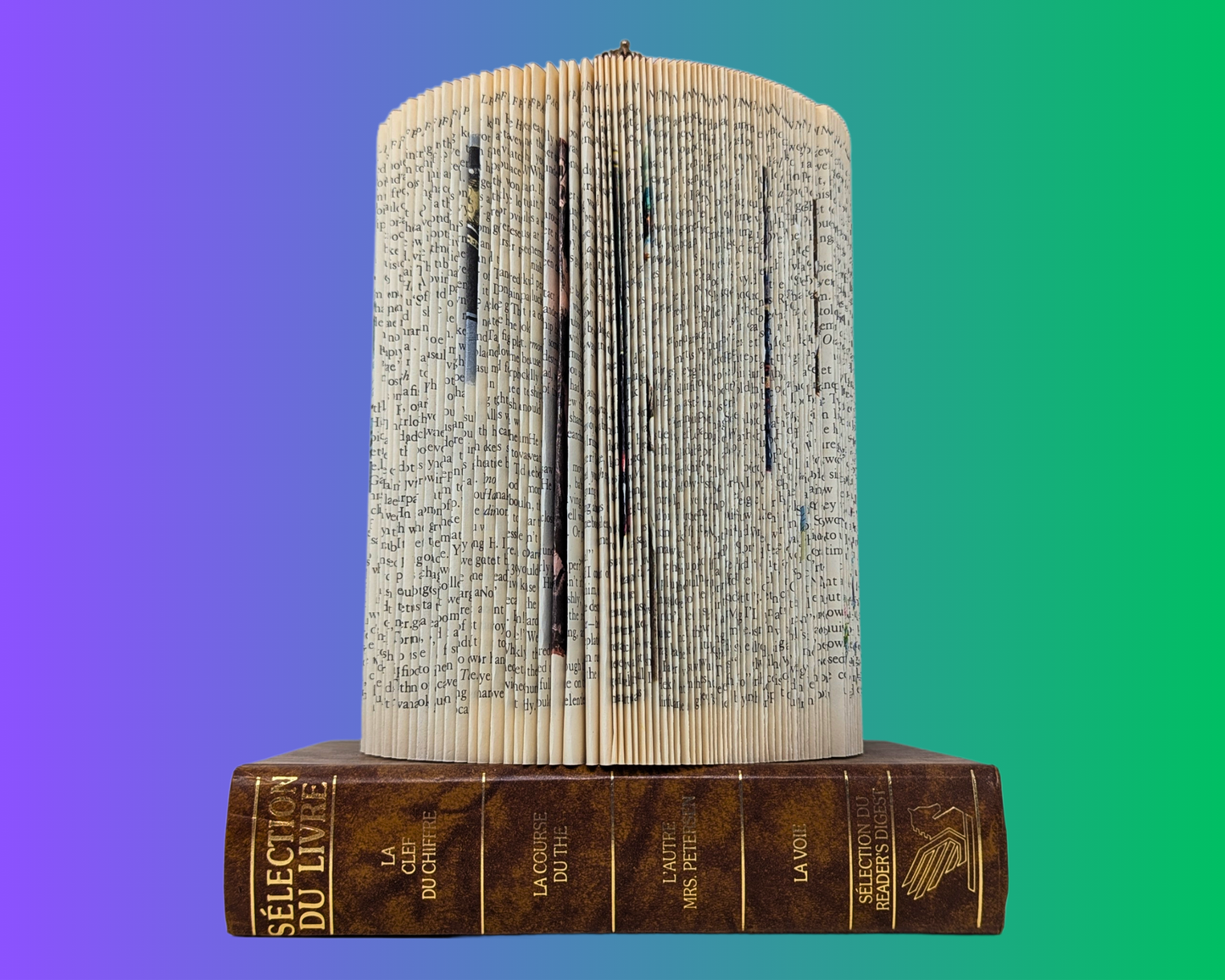 Sculpture d'art pliante de livre faite à la main et recyclée