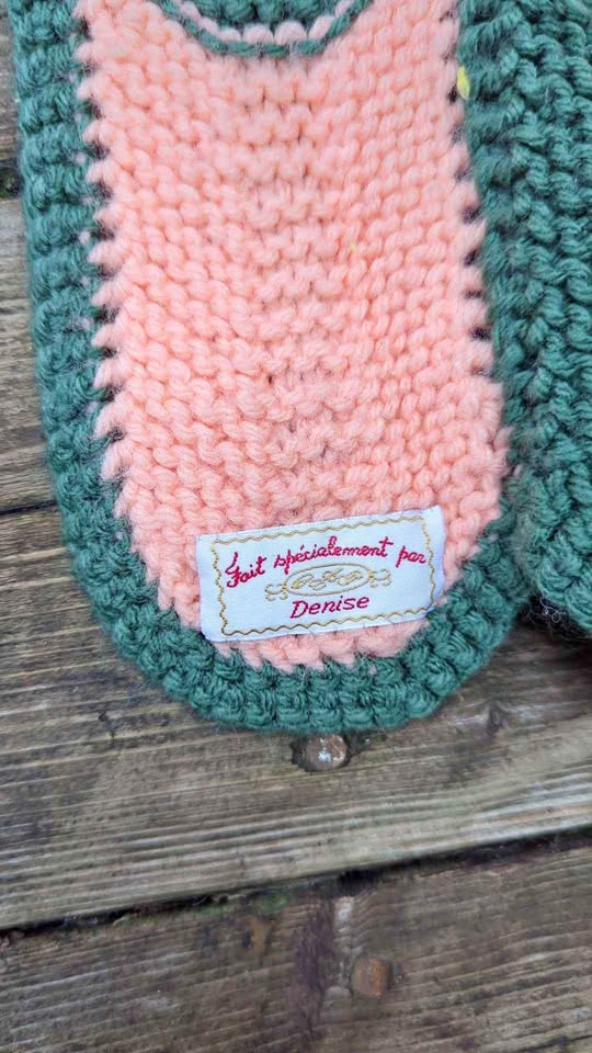 Couverture au crochet beige, verte et blanche faite main vintage des années 1990