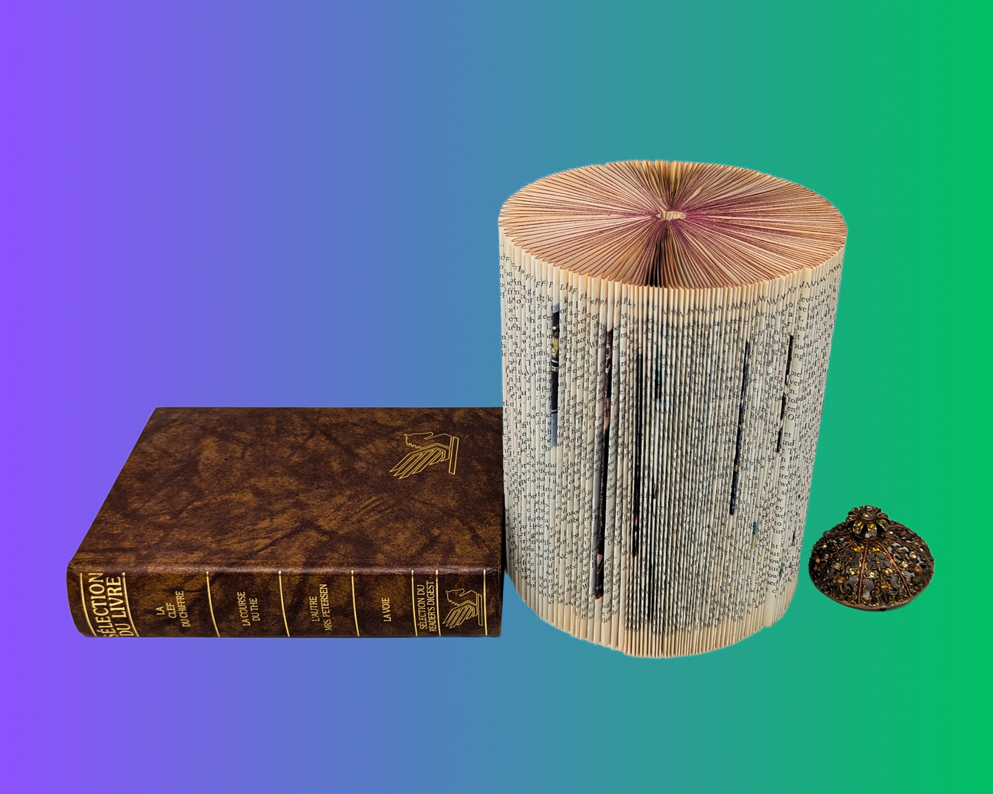 Sculpture d'art pliante de livre faite à la main et recyclée