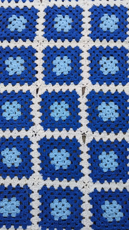 Couverture au crochet en laine synthétique blanche et bleue vintage des années 1980