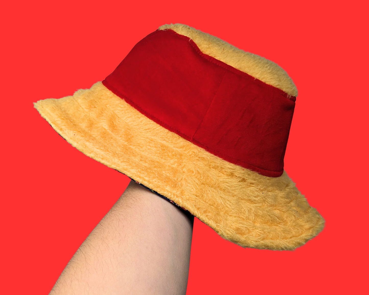 Chapeau bob réversible en tissu orange et velours rouge, fait main et recyclé, inspiré de Winnie l'ourson