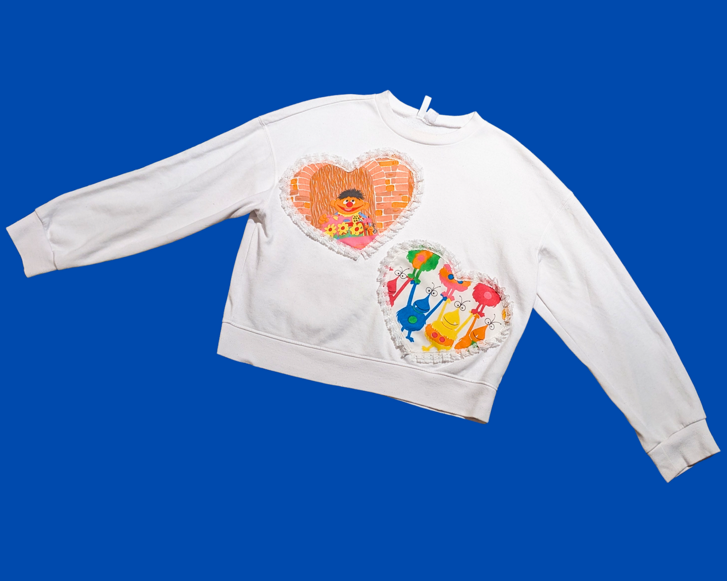 Col rond blanc fait main et recyclé, rapiécé avec des draps de Sesame Street, taille SM