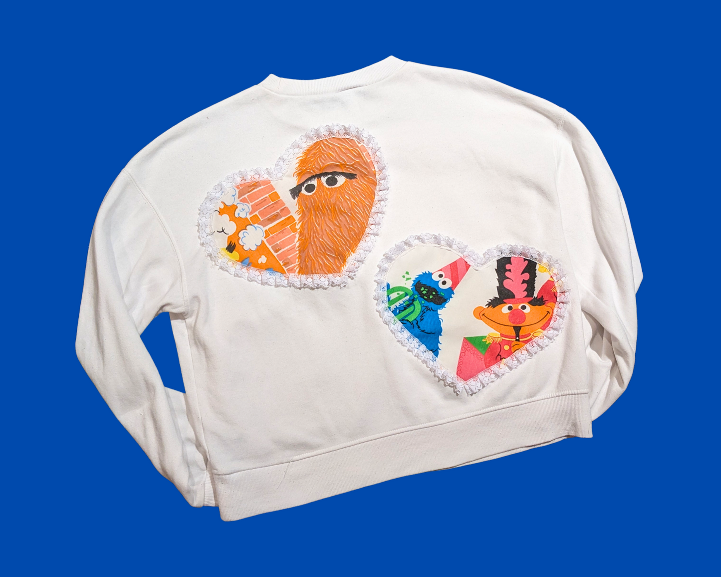Col rond blanc fait main et recyclé, rapiécé avec des draps de Sesame Street, taille SM