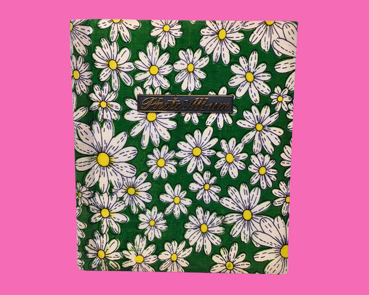 Album photo vintage des années 1960 avec marguerites et fleurs