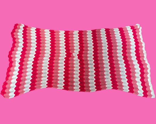 Couverture vintage au crochet en laine rose et blanche, fine et grande, des années 1960