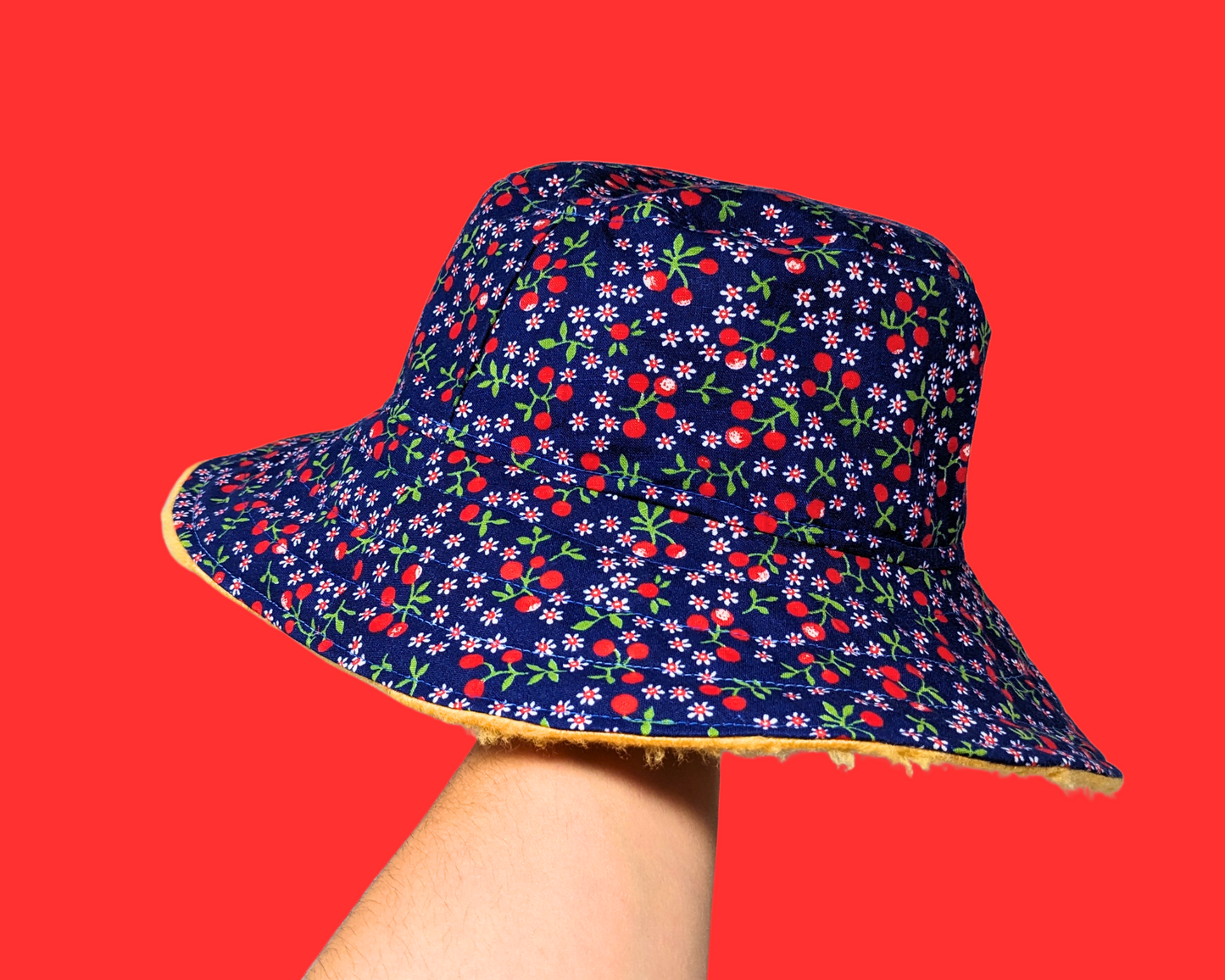 Chapeau bob réversible en tissu orange et velours rouge, fait main et recyclé, inspiré de Winnie l'ourson