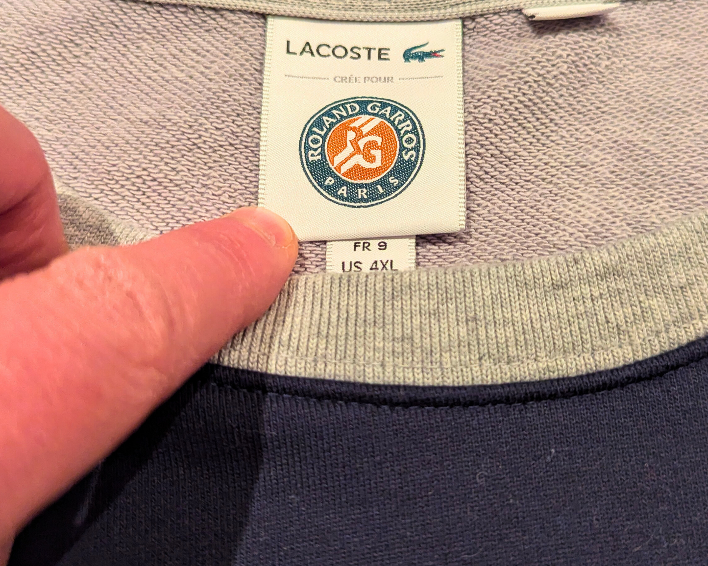 Pull ras du cou gris et blanc Lacoste Made for Roland Garros des années 2000, taille 4XL