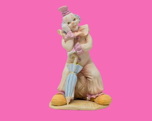 Clown vintage en céramique rose pastel des années 1990 avec parapluie assis sur un tambour