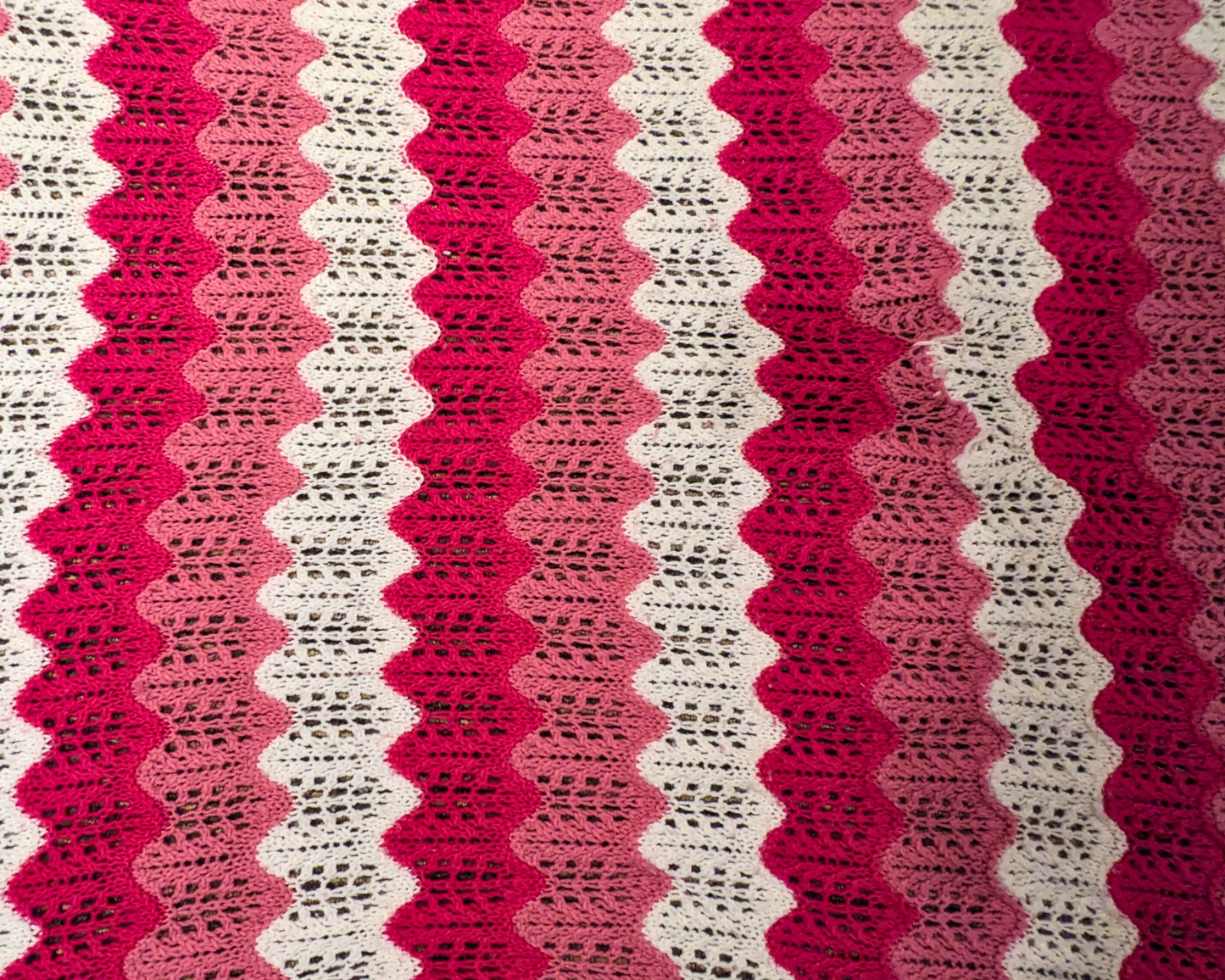 Couverture vintage au crochet en laine rose et blanche, fine et grande, des années 1960