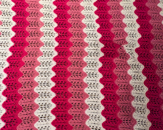 Couverture vintage au crochet en laine rose et blanche, fine et grande, des années 1960