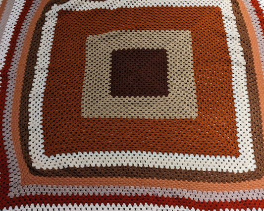 Couverture vintage en laine crochetée beige et marron des années 1970