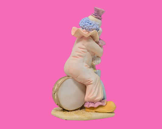Clown vintage en céramique rose pastel des années 1990 avec parapluie assis sur un tambour