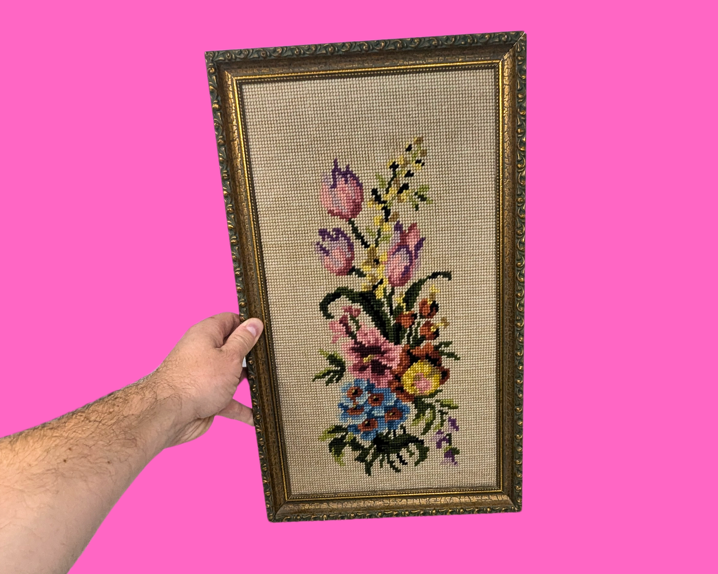 Œuvre d'art encadrée vintage des années 1970, fleurs au point de croix