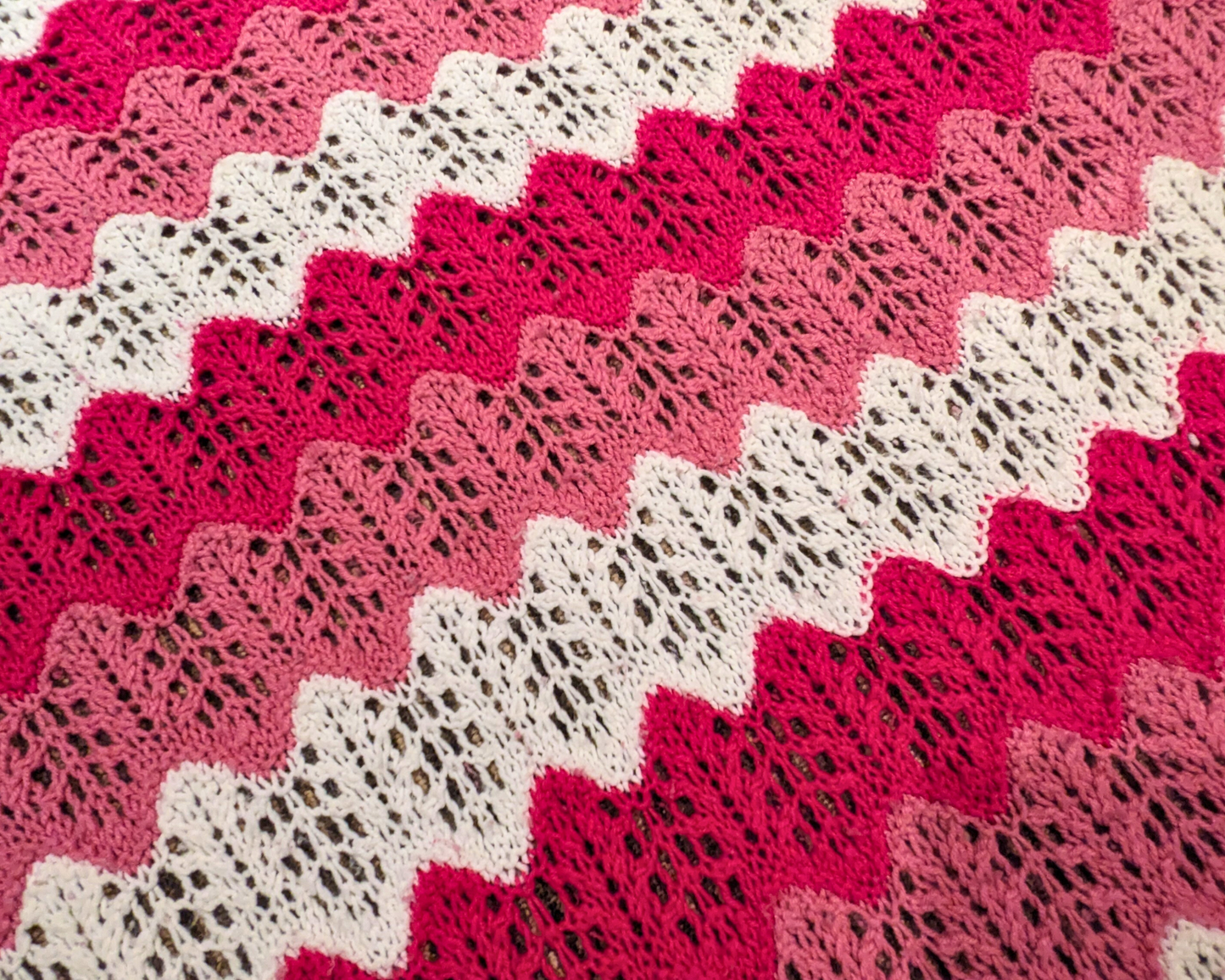 Couverture vintage au crochet en laine rose et blanche, fine et grande, des années 1960