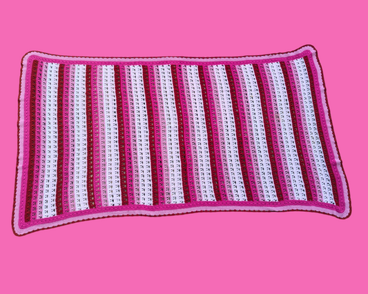 Couverture vintage au crochet en laine rose, rouge et blanche des années 1980