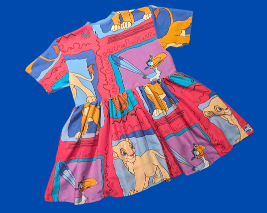 Robe t-shirt vintage des années 1990, fabriquée à la main et recyclée, motif Le Roi Lion, taille S à XL.
