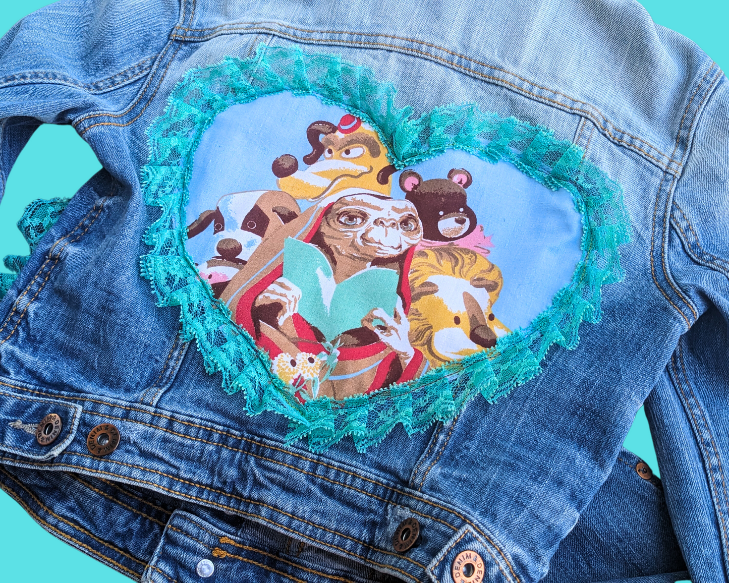 Veste en jean recyclée et faite à la main, rapiécée avec des chutes de draps ET Taille S