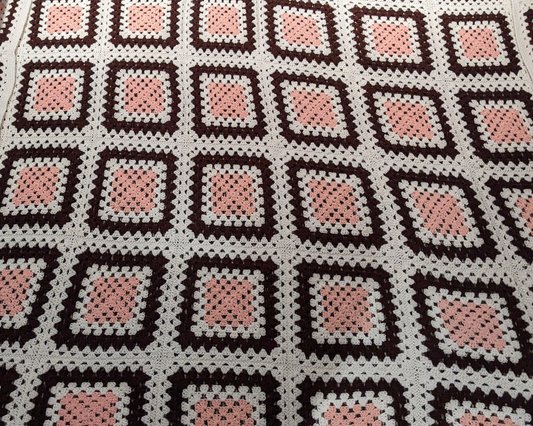 Couverture vintage au crochet en laine beige, marron et rose des années 1970