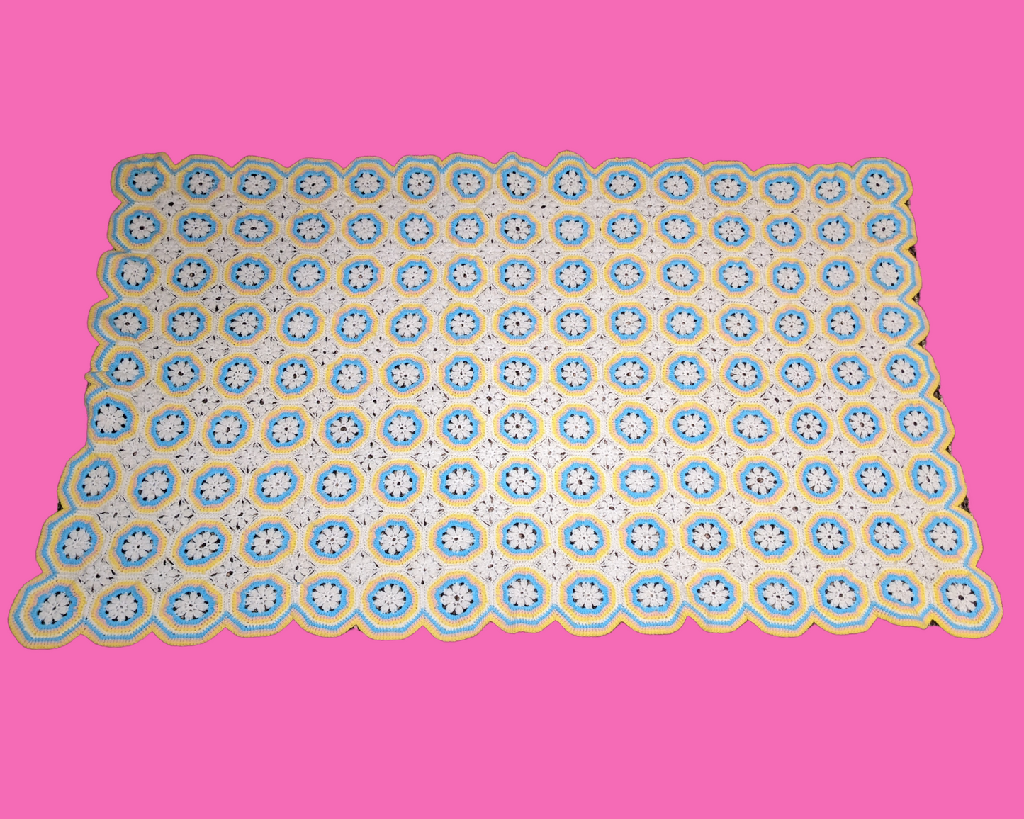 Couverture en crochet acrylique vert, jaune et blanc vintage des années 1960