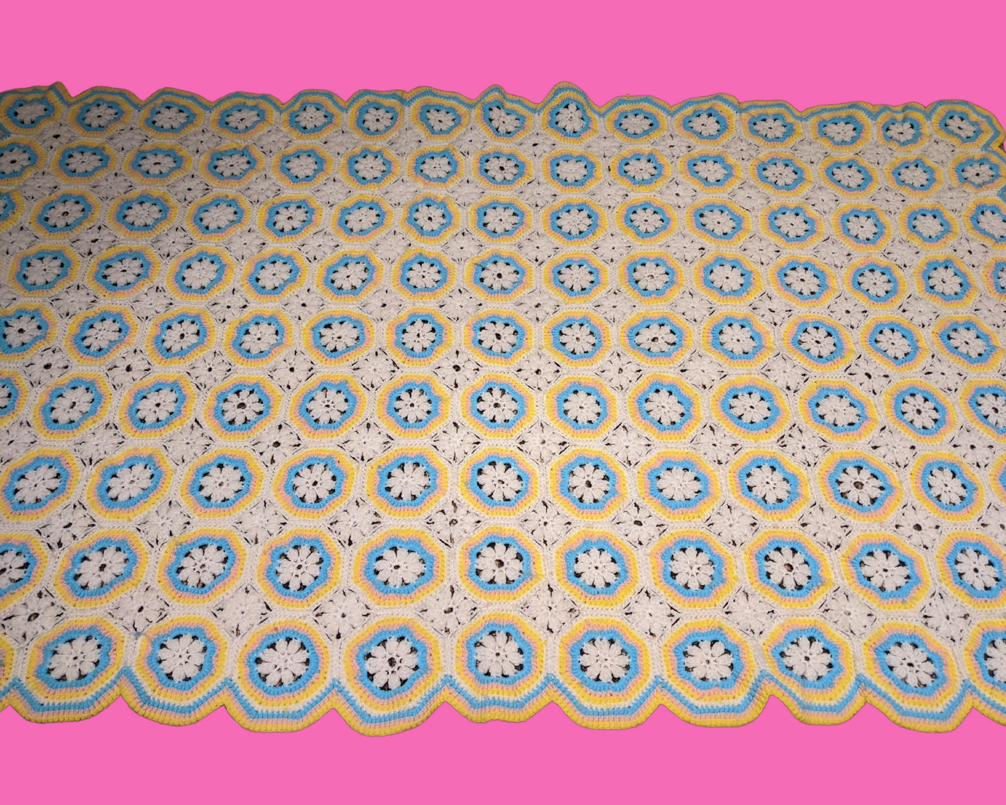 Couverture en crochet acrylique vert, jaune et blanc vintage des années 1960