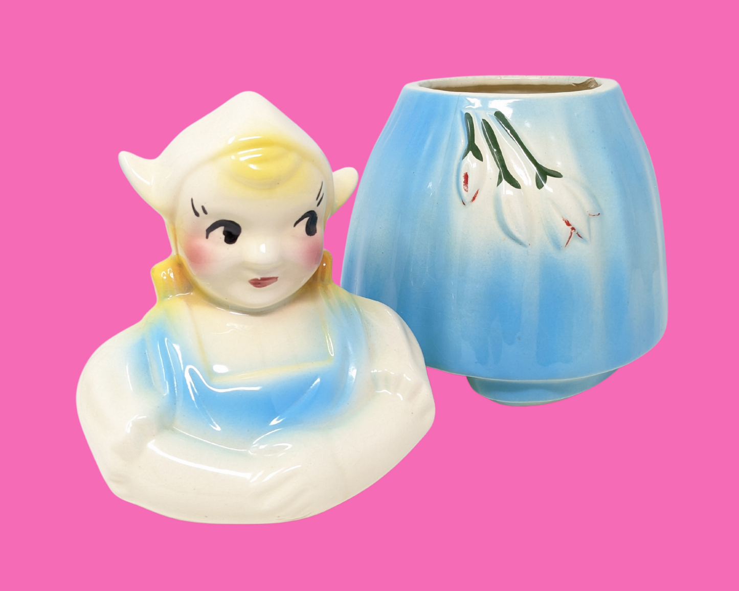 Petite fille danoise vintage des années 1970 dans un pot à biscuits en robe bleue