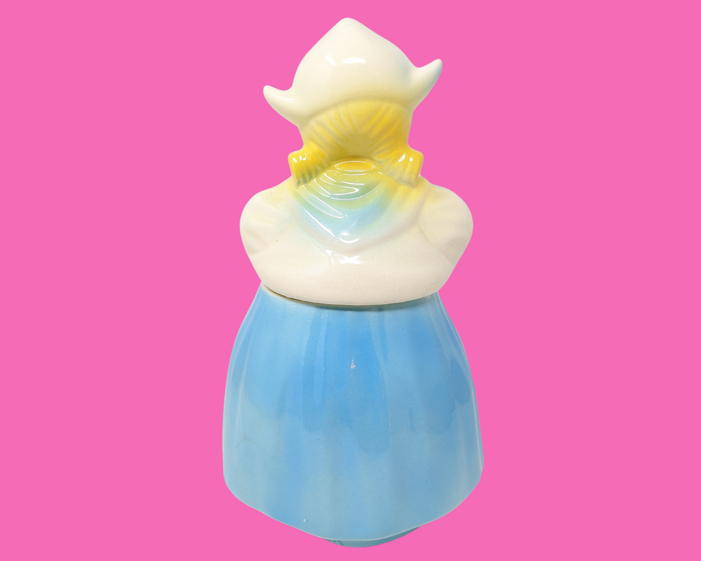 Petite fille danoise vintage des années 1970 dans un pot à biscuits en robe bleue