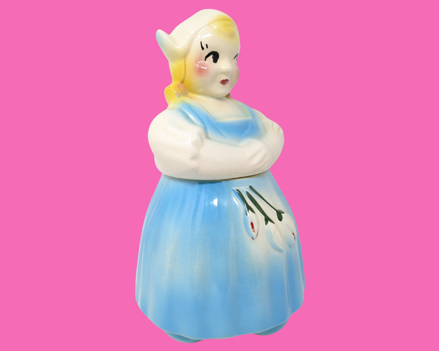 Petite fille danoise vintage des années 1970 dans un pot à biscuits en robe bleue
