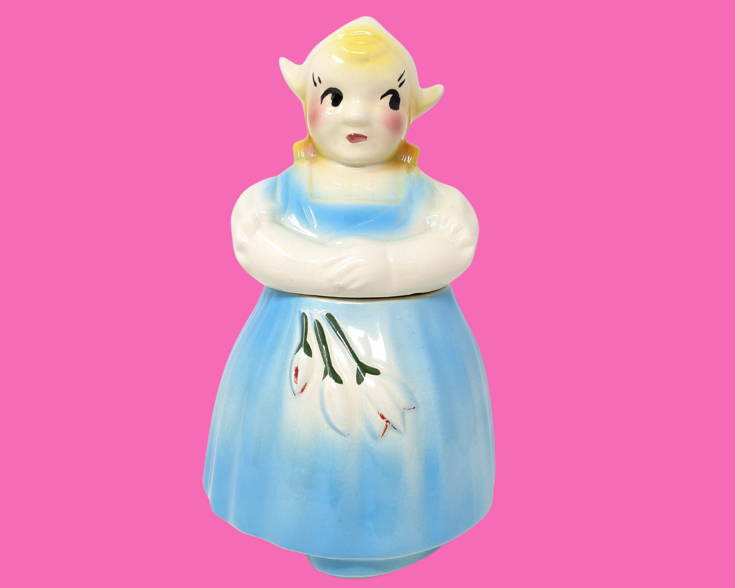 Petite fille danoise vintage des années 1970 dans un pot à biscuits en robe bleue