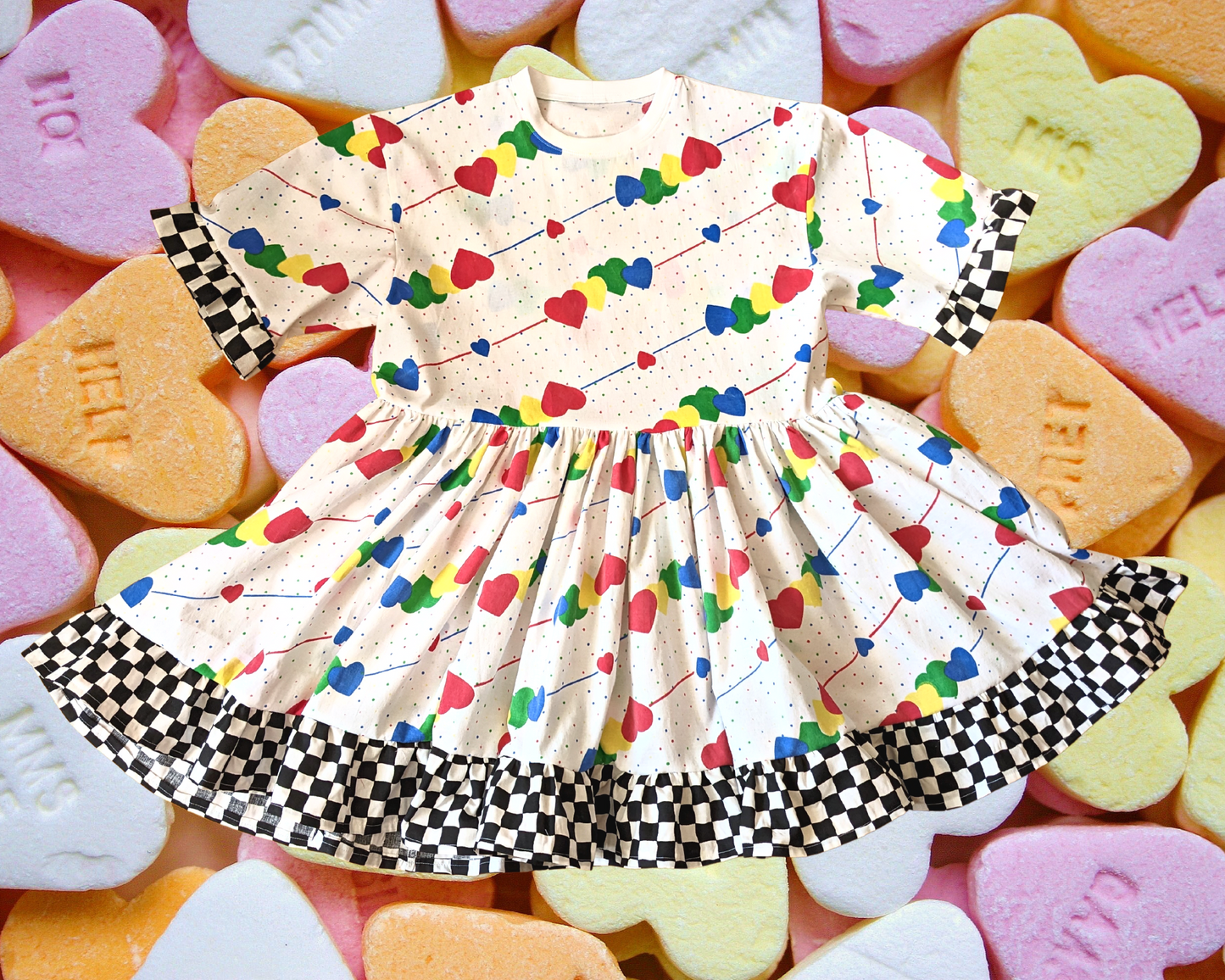 Robe t-shirt sur le thème de la Saint-Valentin recyclée à la main, drap de lit en forme de cœurs colorés et bordure à carreaux noirs et blancs pour SML-XL
