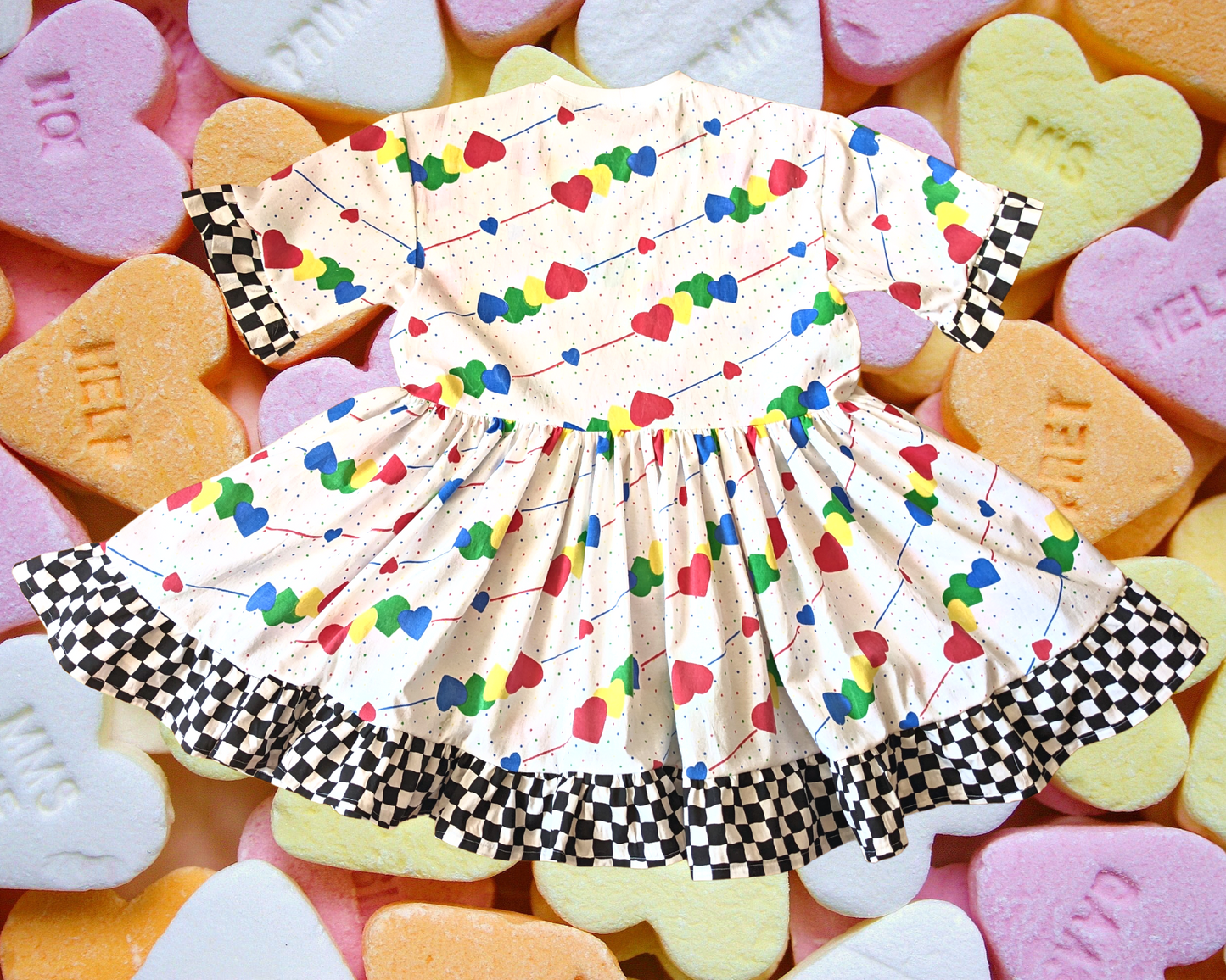 Robe t-shirt sur le thème de la Saint-Valentin recyclée à la main, drap de lit en forme de cœurs colorés et bordure à carreaux noirs et blancs pour SML-XL