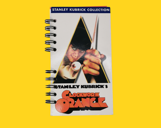 Un cahier de film VHS recyclé orange mécanique