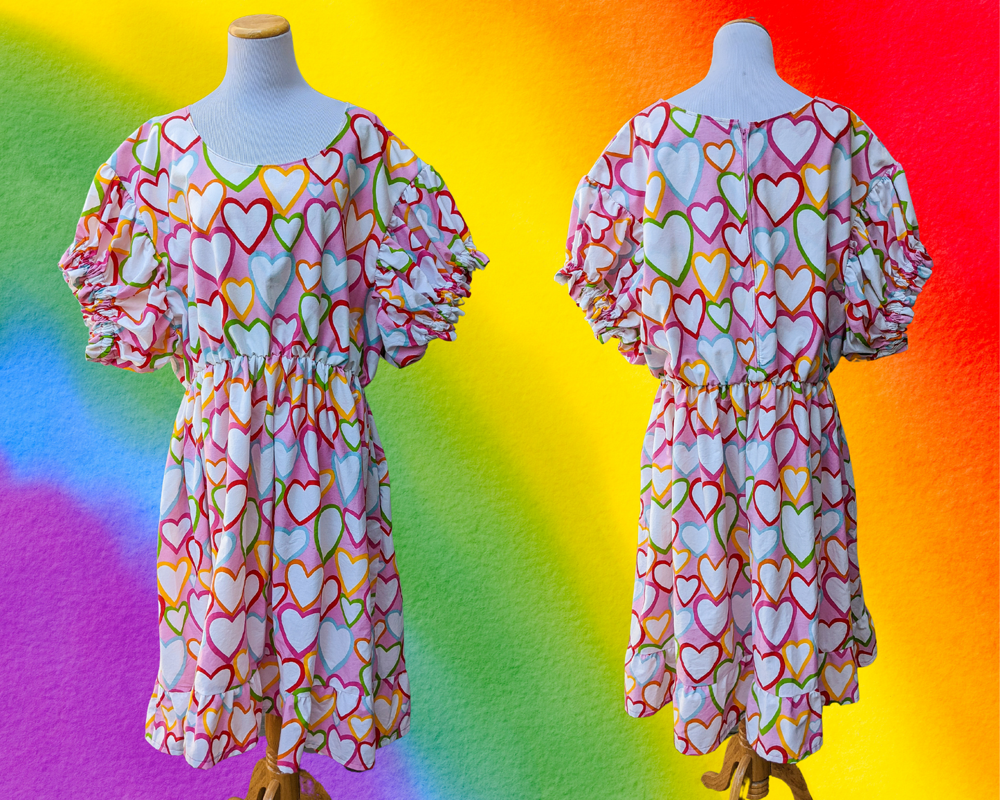 Draps faits à la main, Upcycled Rainbow Hearts Patterned, Short Puffy Sleeves, Pride LGBTQ+ Fashion, Taille 2XL