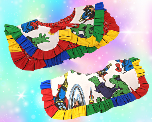 Collier marin réversible fait à la main, recyclé, avec volant, fabriqué avec un drap de lit Marvel Avengers et un tissu à carreaux rouge.