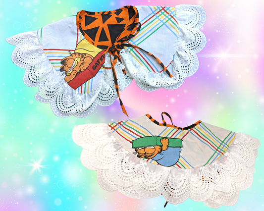 Collier de pèlerin réversible fait à la main, recyclé et avec volant fabriqué avec un drap Garfield et un tissu noir et orange