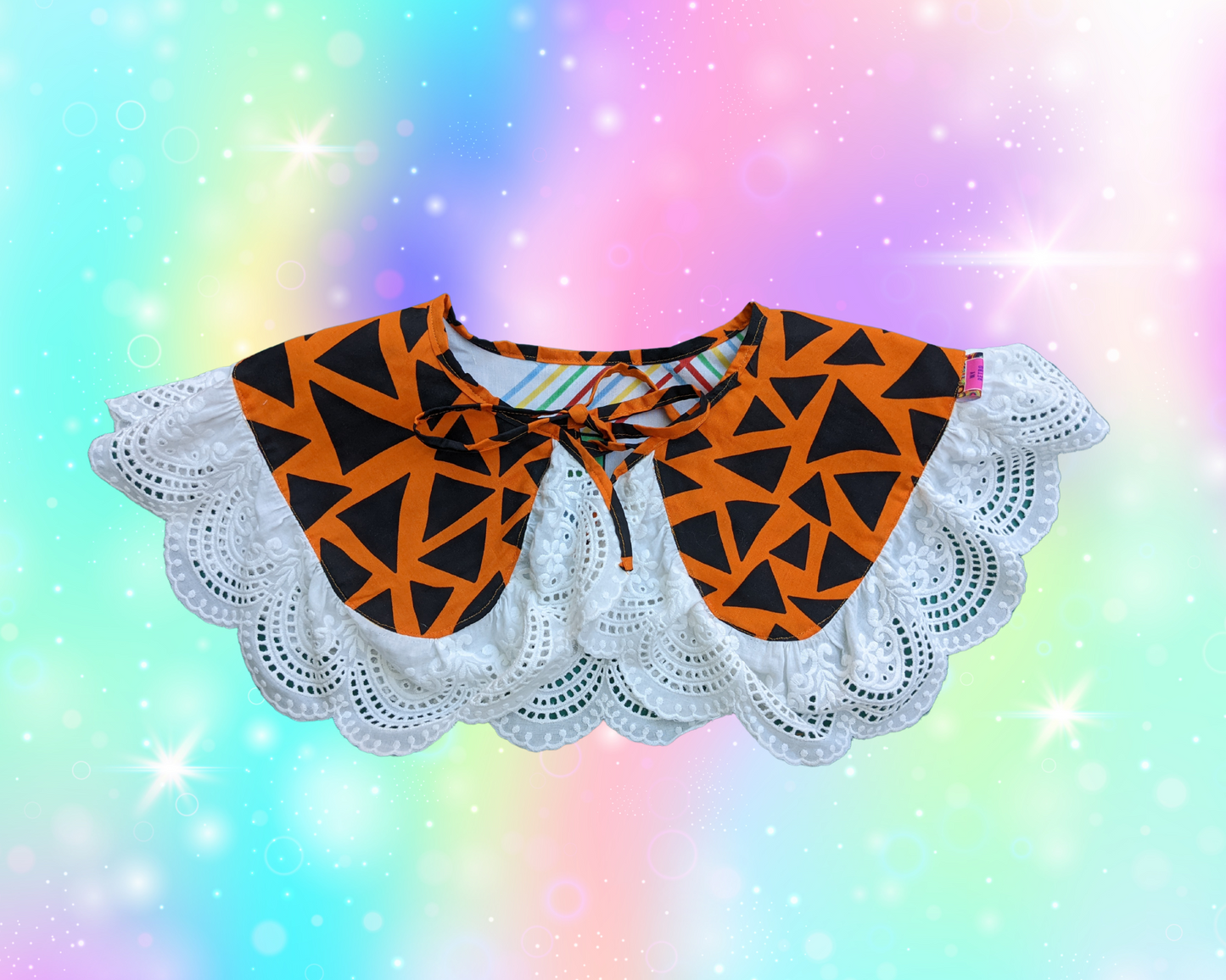 Collier de pèlerin réversible fait à la main, recyclé et avec volant fabriqué avec un drap Garfield et un tissu noir et orange