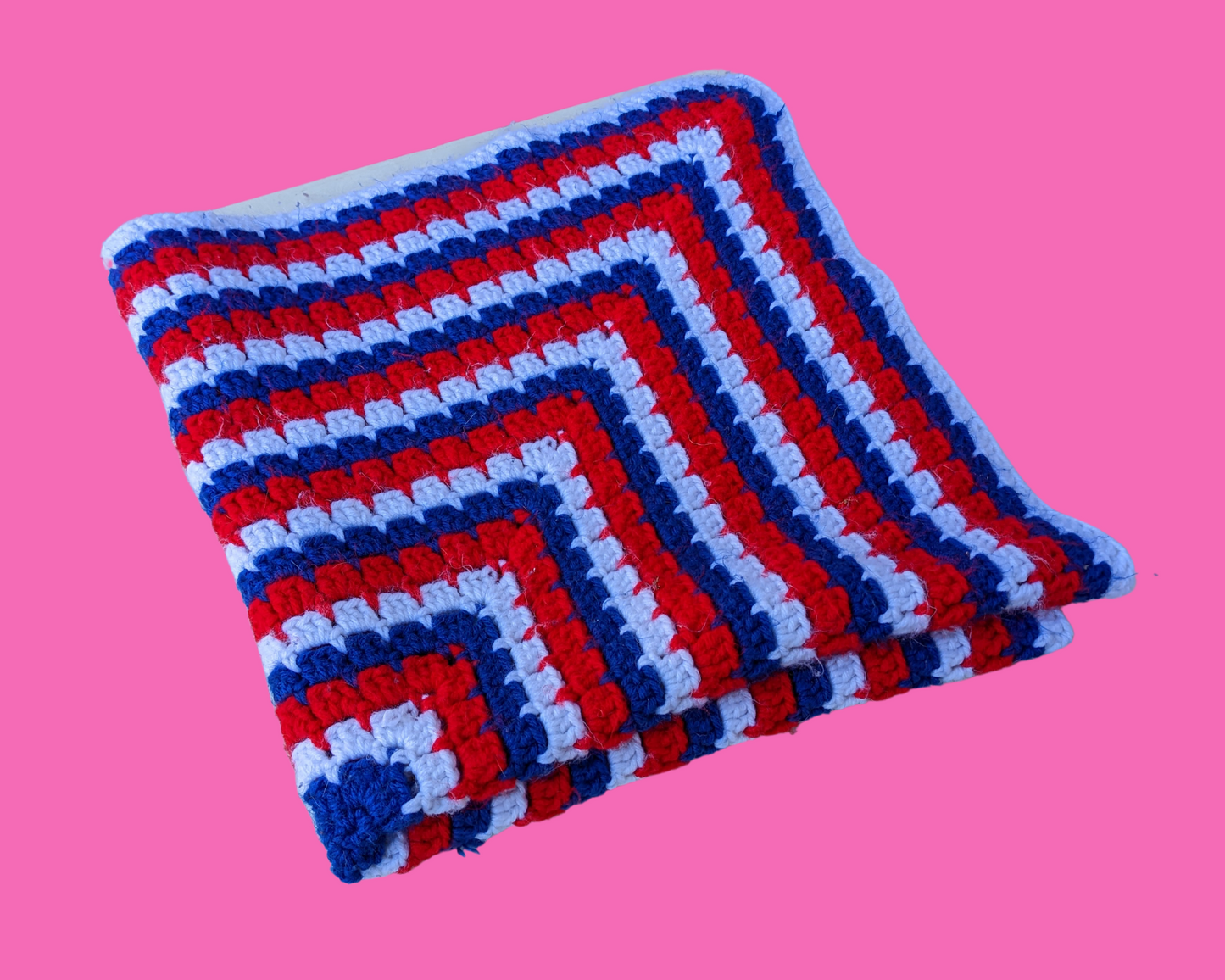 Couverture au crochet en laine bleue, rouge et blanche vintage des années 1970