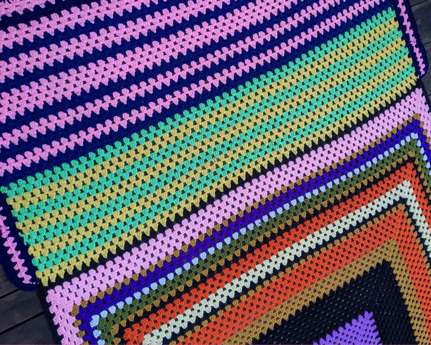 Couverture au crochet en laine aux couleurs arc-en-ciel des années 1970