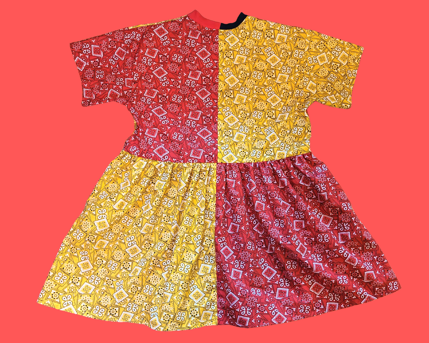 Fait à la main, Upcycled Mix-Matched Paisley jaune et rouge, robe t-shirt en tissu de style bandana Convient SML-XL