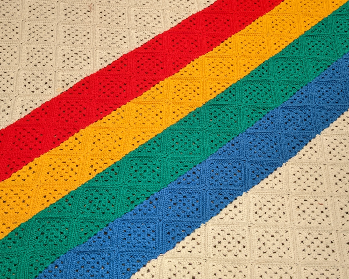 Couverture au crochet en laine aux couleurs arc-en-ciel des années 1970
