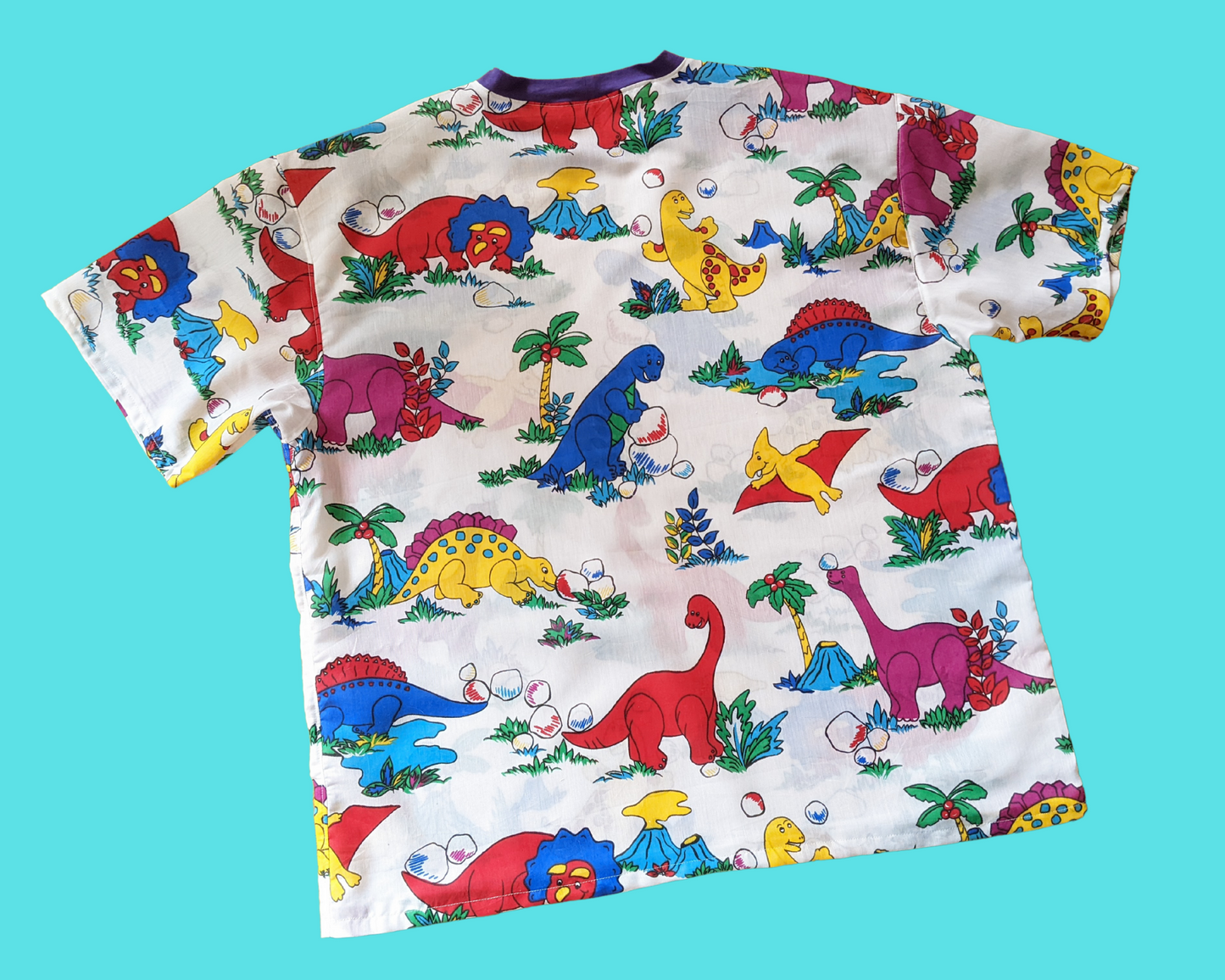 Fait à la main, Upcycled Vintage 1990's Dinosaurs Patterned Fabric T-Shirt Oversized XL