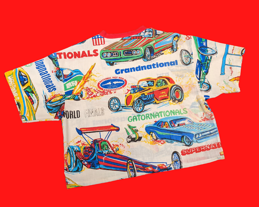 Fait à la main, Upcycled Vintage Cars National Themed 1970's Bedsheet T-Shirt Oversize XS - Convient à une taille M
