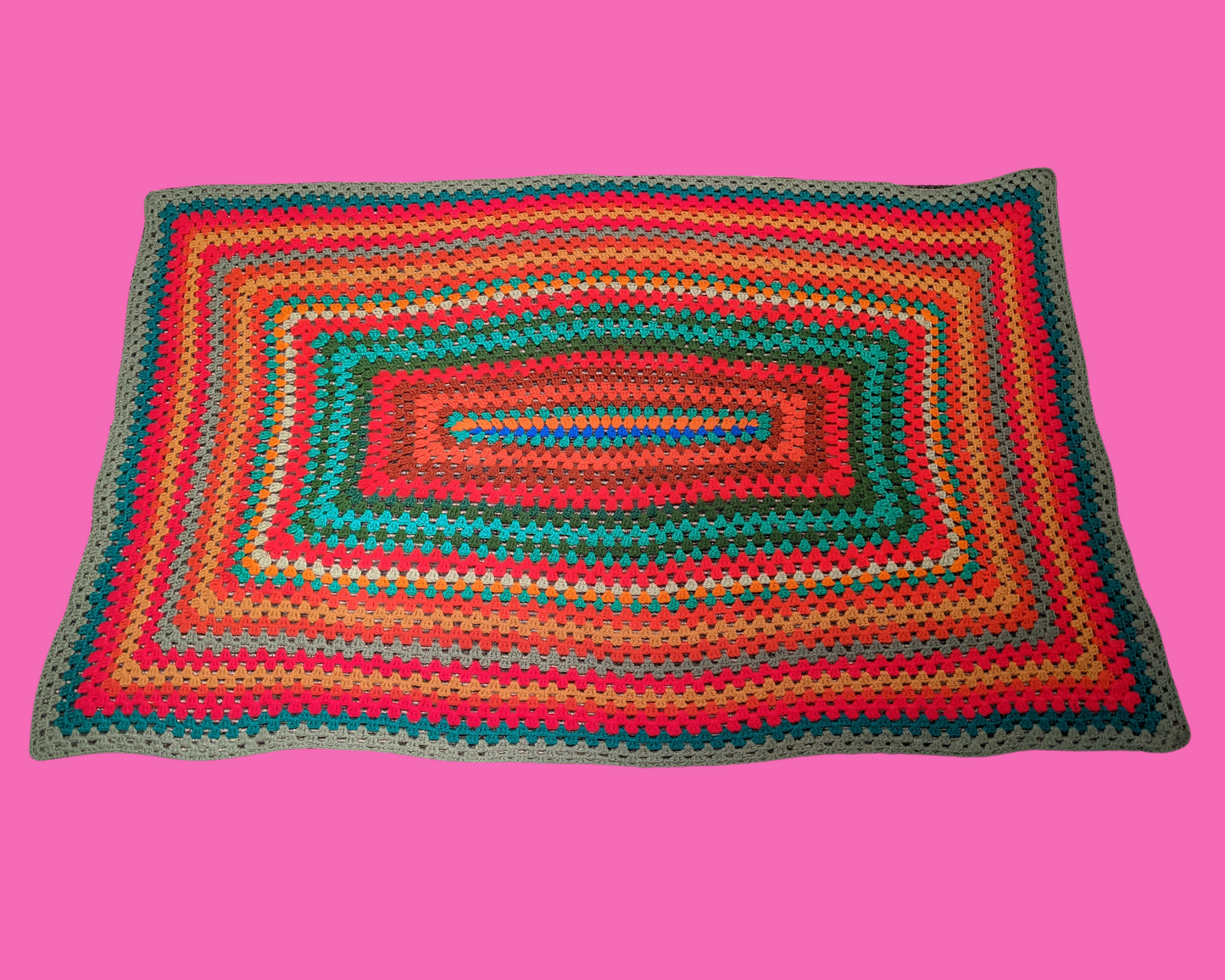 Couverture au crochet en laine colorée vintage des années 1970