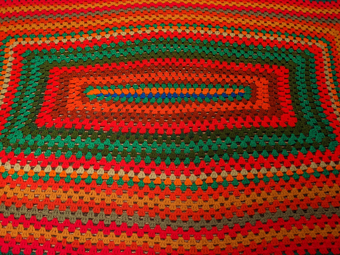 Couverture au crochet en laine colorée vintage des années 1970