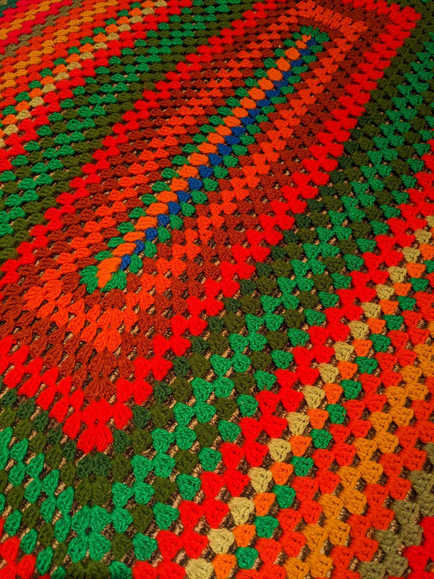 Couverture au crochet en laine colorée vintage des années 1970