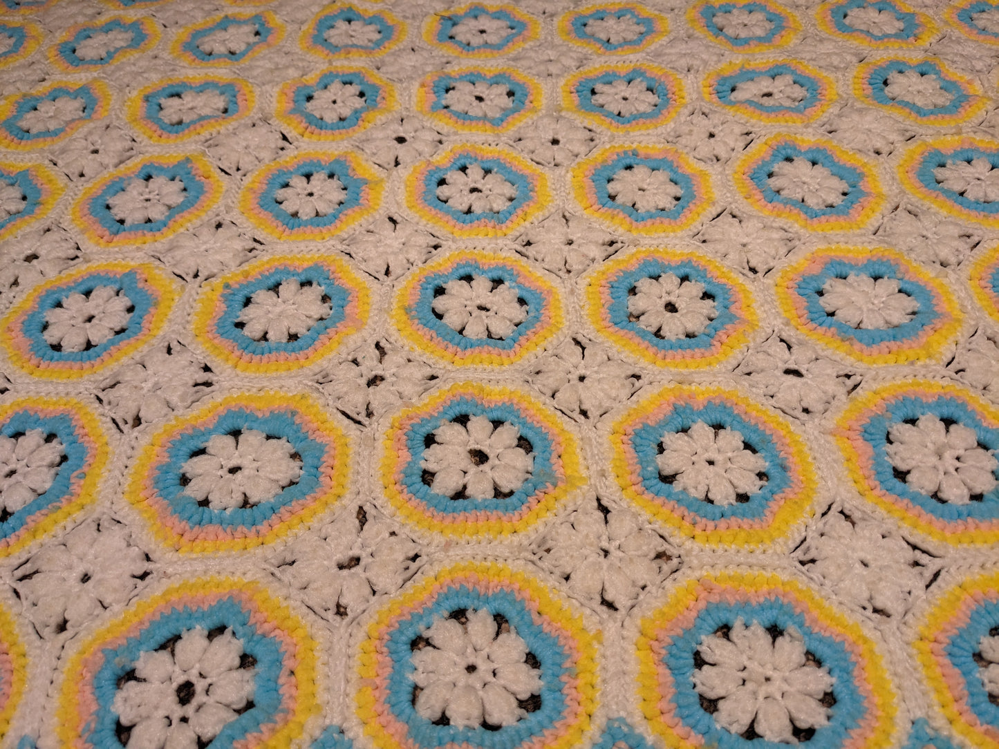Couverture en crochet acrylique vert, jaune et blanc vintage des années 1960
