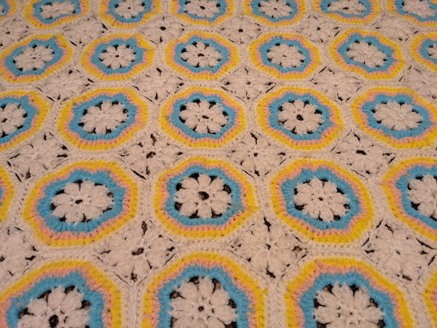 Couverture en crochet acrylique vert, jaune et blanc vintage des années 1960