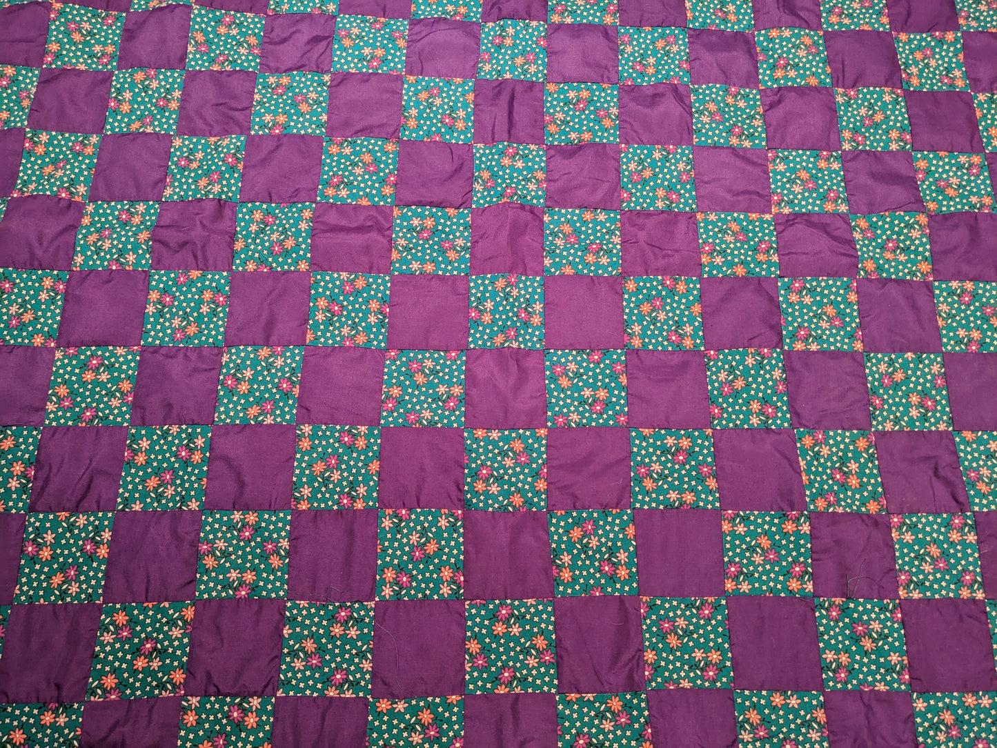 Couverture en crochet acrylique vert, jaune et blanc vintage des années 1960