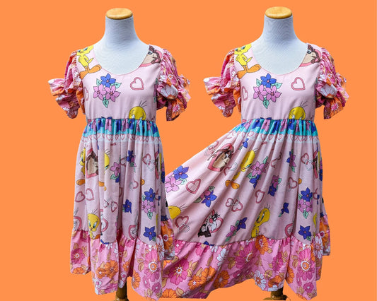 Fait à la main, Upcycled Looney Tunes, Tweety Bird et Sylvester Drap de lit, Tissu floral rose rétro, Manches bouffantes courtes Taille SM