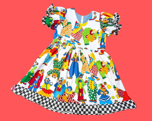 Robe en tissu vintage à motifs de clown recyclé faite à la main, garniture inférieure à carreaux noirs et blancs et manches bouffantes Taille L-XL