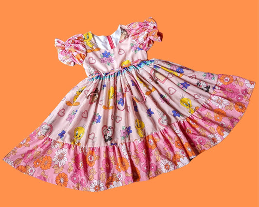 Fait à la main, Upcycled Looney Tunes, Tweety Bird et Sylvester Drap de lit, Tissu floral rose rétro, Manches bouffantes courtes Taille SM